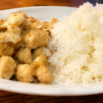 Piatto di pollo alle mandorle con riso basmati bianco